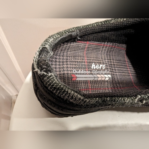 Sleek Skechers Outdoor Lifestyle Slip-Ons: Women's Size 9.5 - Picture 2 of 5